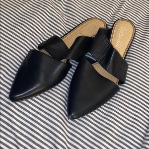 Splendid slides in soft black leather